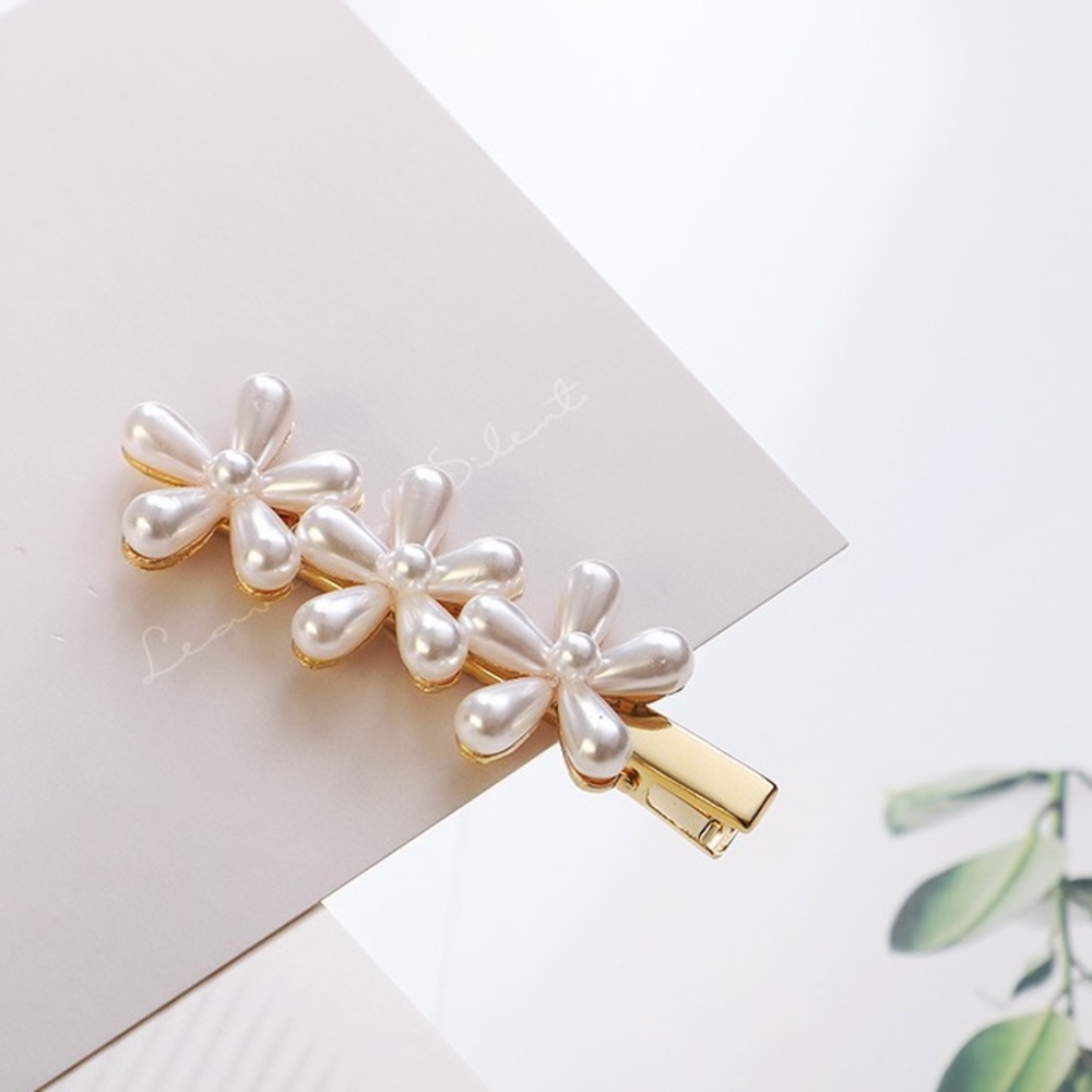 Three Pearl Flowers Hair Clip